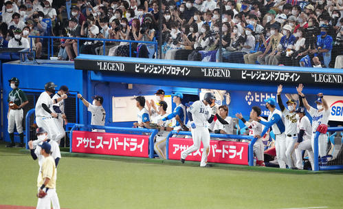 U23NPB選抜対大学・社会人選抜　3回裏U23NPB選抜2死一、三塁、黒川が2点適時二塁打を放ち、ベンチで盛り上がる選手たち（撮影・江口和貴）