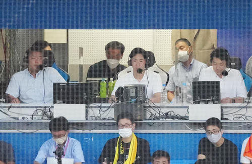 U23NPB選抜対大学・社会人選抜　テレビ中継のゲスト解説を務める斎藤氏（中央）（撮影・江口和貴）