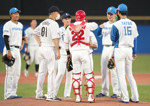 U23NPB選抜対大学・社会人選抜　2回表、マウンドに集まり達（右）に声をかける清宮（右奥）（撮影・鈴木みどり）