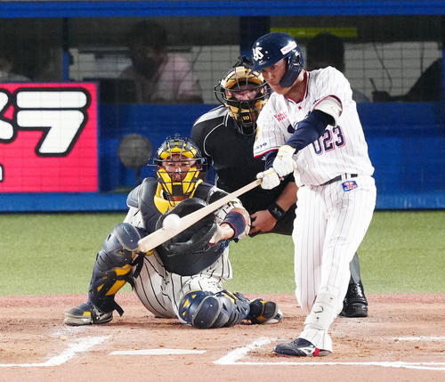 U23NPB選抜対大学・社会人選抜　6回裏U23NPB選抜無死二塁、左越え2点本塁打を放つ赤羽（撮影・江口和貴）