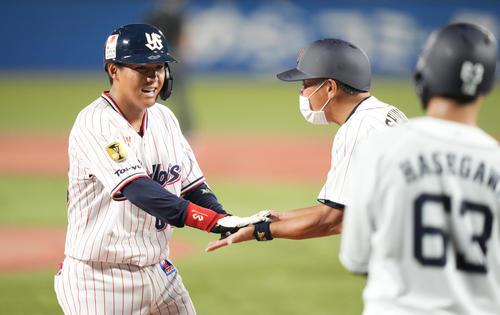 U23NPB選抜対大学・社会人選抜　6回裏無死二塁、左越え2点本塁打を放ち生還した赤羽（左）は笑顔でタッチを交わす（撮影・鈴木みどり）