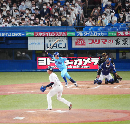 U23NPB選抜対大学・社会人選抜　8回表大学・社会人選抜1死二、三塁、右前に2点適時打を放つ矢沢。投手鈴木（撮影・江口和貴）