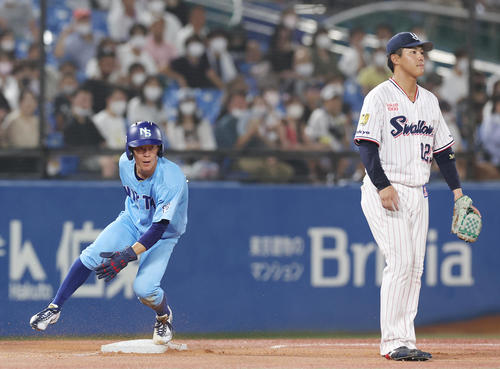 U23NPB選抜対大学・社会人選抜　8回表大学・社会人選抜1死一塁、小川の安打で一気に三塁へ進む矢沢（左）。三塁手赤羽（撮影・垰建太）