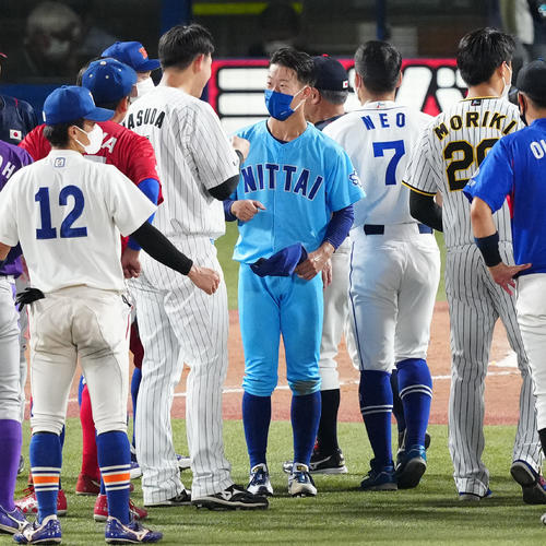 U23NPB選抜対大学・社会人選抜　試合後、U23NPB選抜の安田（中央左）と言葉を交わす大学・社会人選抜の矢沢（撮影・江口和貴）