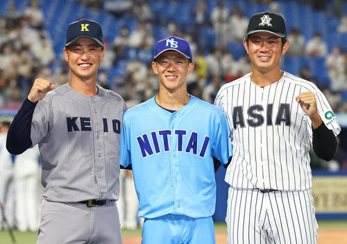 U23NPB選抜対大学・社会人選抜　試合後笑顔で写真に納まる矢沢（中央）、青山（右）、橋本（撮影・垰建太）