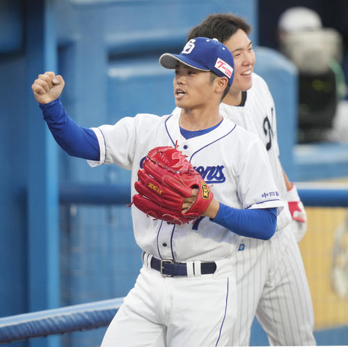 U23NPB選抜対大学・社会人選抜　1回表を無失点に抑え、ナインと笑顔でタッチを交わす根尾（撮影・鈴木みどり）