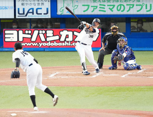 U23NPB選抜対大学・社会人選抜　2回裏U23NPB選抜無死一、二塁、右前打を放つ来田。投手青山（撮影・江口和貴）