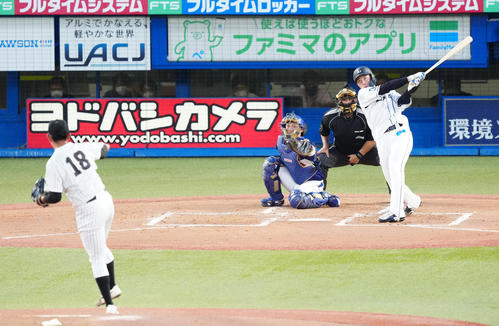 U23NPB選抜対大学・社会人選抜　2回裏U23NPB選抜無死満塁、右犠飛を放つ長谷川。投手青山（撮影・江口和貴）