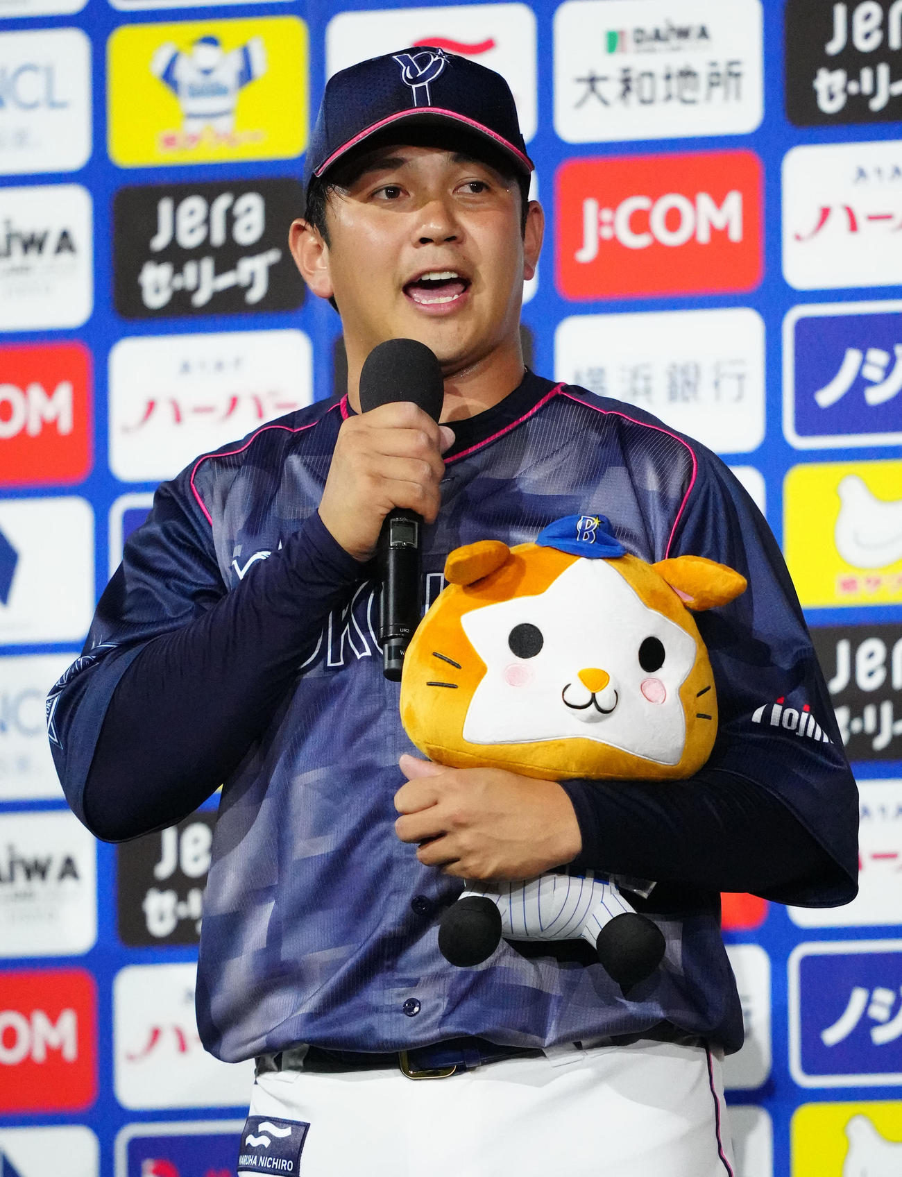 22年6月29日、DeNA対阪神　試合後、お立ち台に上がり、あいさつするDeNA山崎康晃