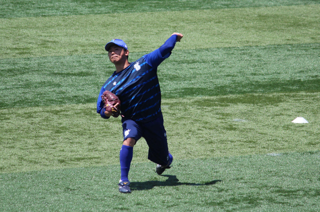 投手指名練習に参加し、キャッチボールするDeN今永（撮影・久保賢吾）