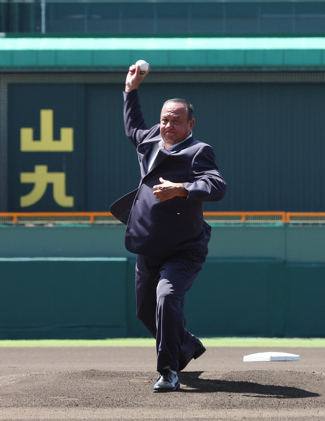 「阪神甲子園球場100周年記念事業発表会」にゲストで登場し、投球フォームを披露する太田幸司氏（撮影・前田充）