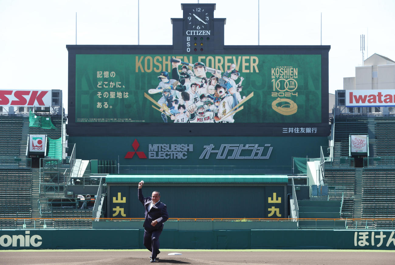 「阪神甲子園球場100周年記念事業発表会」にゲストで登場し、投球フォームを披露する太田幸司氏（撮影・前田充）