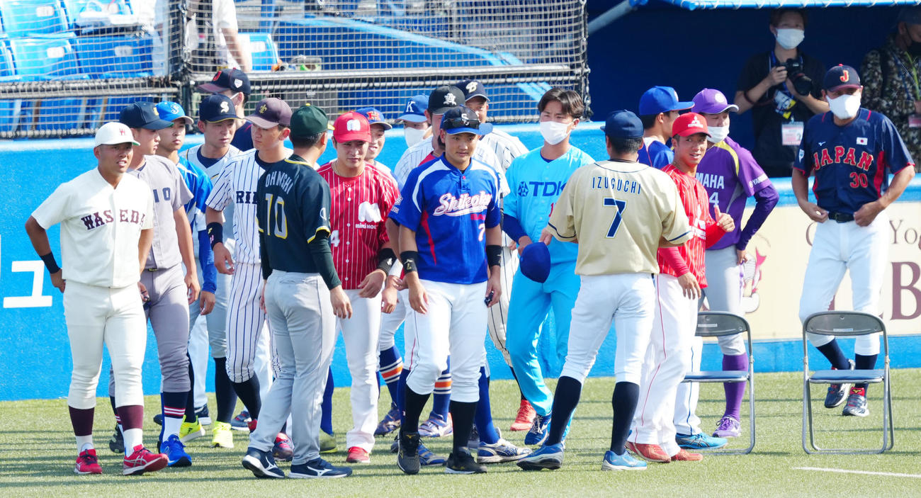 U23NPB選抜対大学・社会人選抜　試合前、写真撮影に臨む大学・社会人選抜の選手たち（撮影・江口和貴）