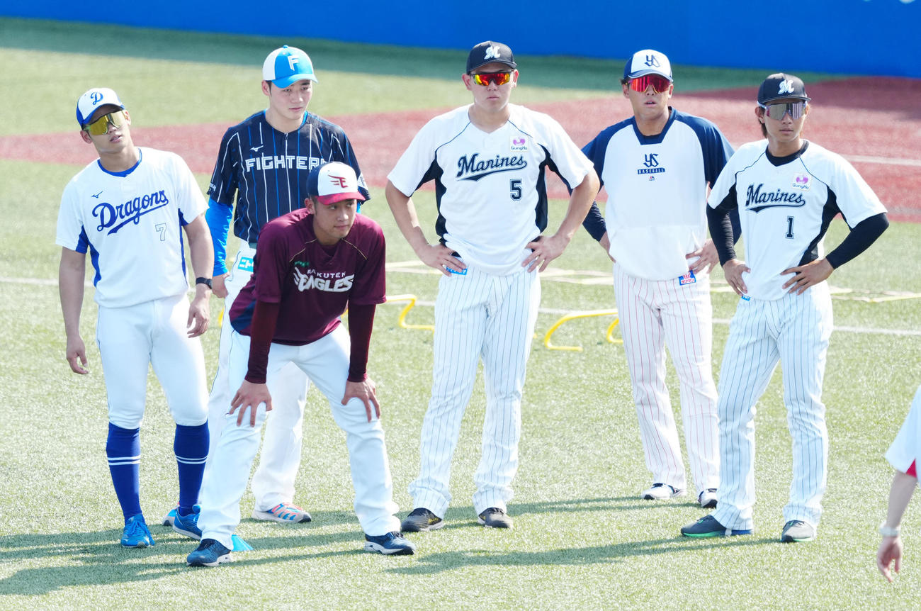 U23NPB選抜対大学・社会人選抜　試合前練習に臨む根尾、藤原らU23NPB選抜の選手たち（撮影・江口和貴）