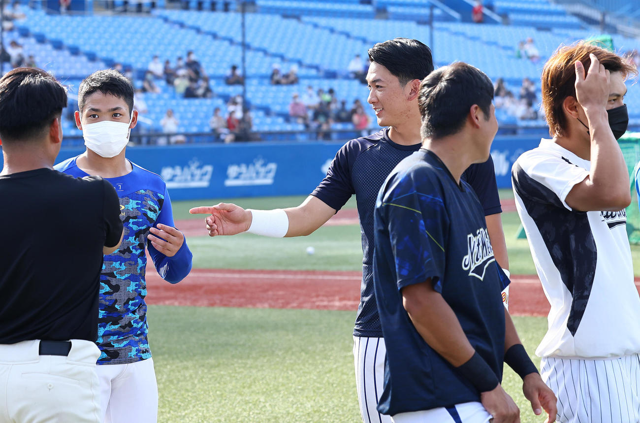 U23NPB選抜対大学・社会人選抜　試合前、立大・山田（中央）は中日根尾（左）、ロッテ藤原（右）らと談笑する（撮影・垰建太）