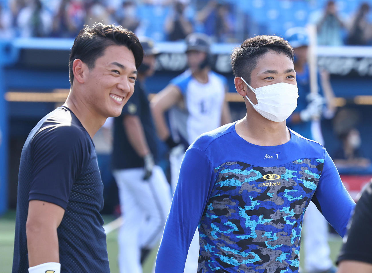U23NPB選抜対大学・社会人選抜　試合前、中日根尾は立大・山田（左）らと談笑する（撮影・垰建太）