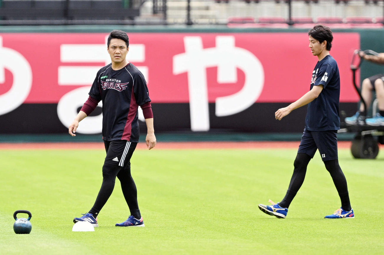 楽天則本（左）は岸と調整する（撮影・滝沢徹郎）