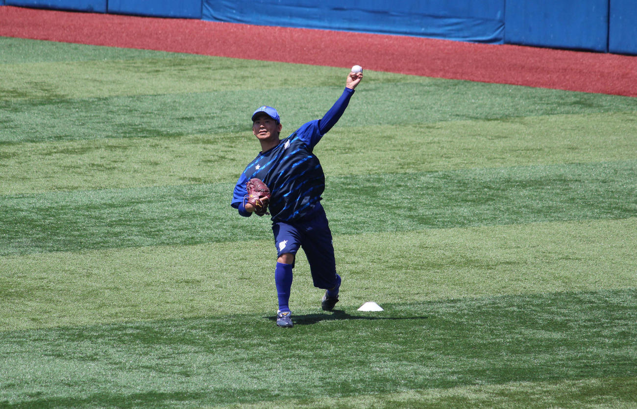 投手指名練習に参加し、キャッチボールするDeN今永（撮影・久保賢吾）