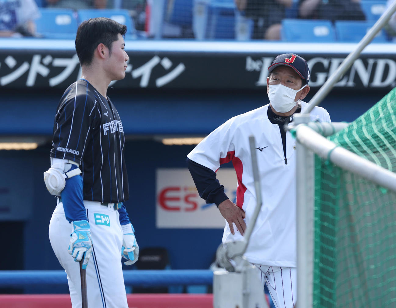 U23NPB選抜対大学・社会人選抜　試合前、日本ハム清宮（左）と言葉を交わすU23NPB選抜栗山監督（撮影・垰建太）