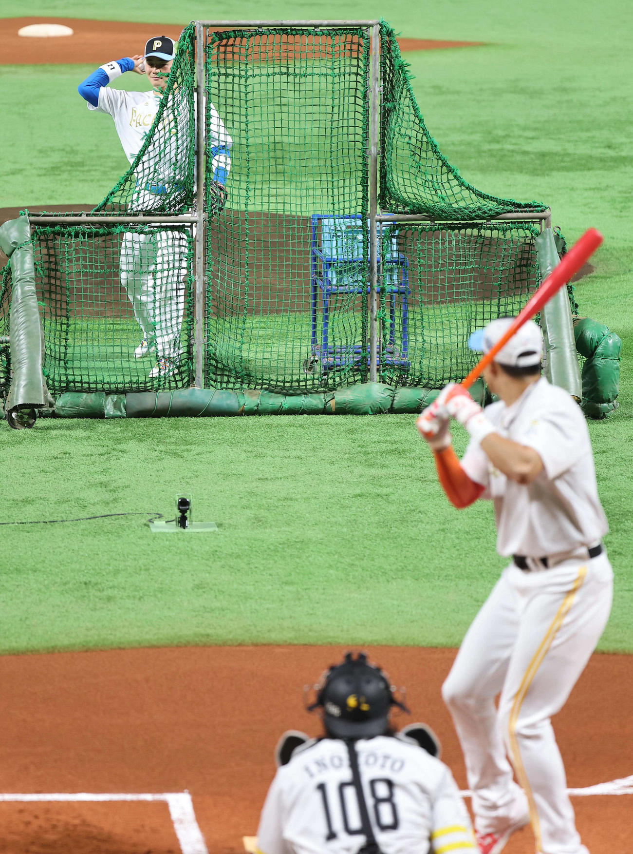 ソフトバンク柳田悠岐の投手役をつとめる日本ハム清宮幸太郎（2022年7月26日撮影）