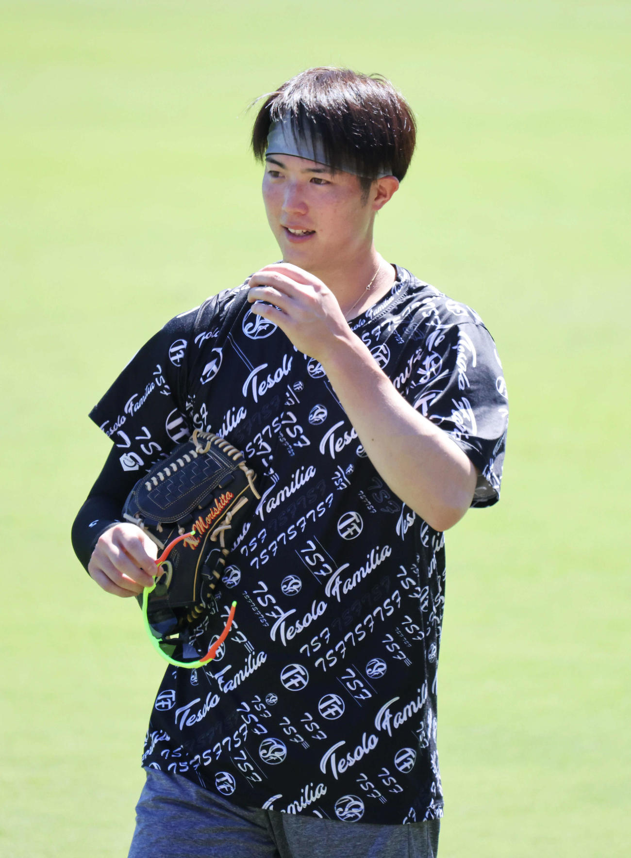 広島投手指名練習　キャッチボール後、サングラスを外す森下（撮影・加藤孝規）
