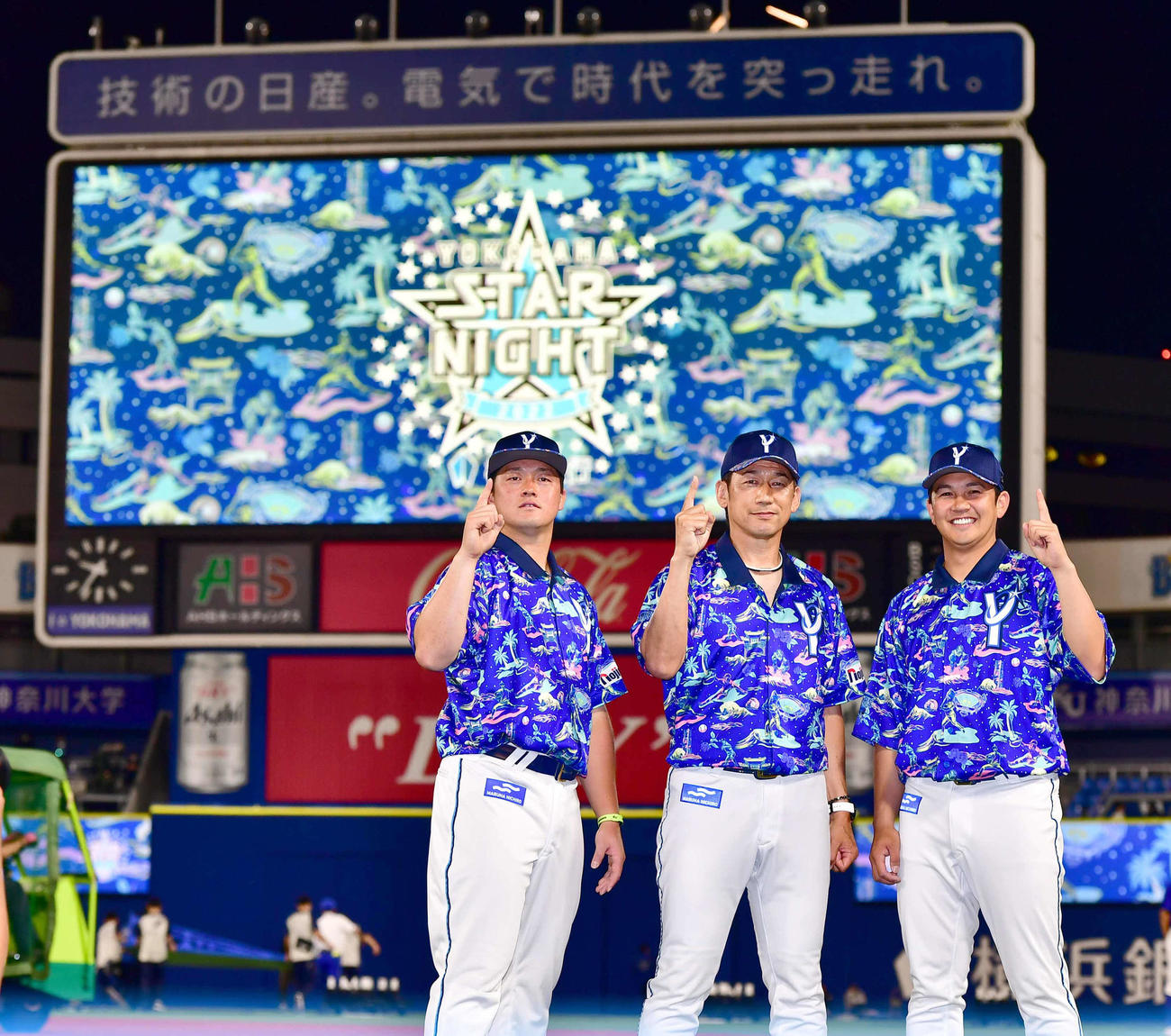 ヨコハマスターナイトで着用するユニホームを披露する、左からDeNA牧、三浦監督、山崎（2022年5月24日）