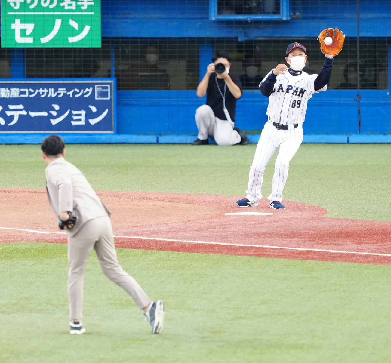 U23NPB選抜対大学・社会人選抜　試合前、ファーストピッチセレモニーで斎藤氏（手前）の球を受ける栗山監督（撮影・江口和貴）