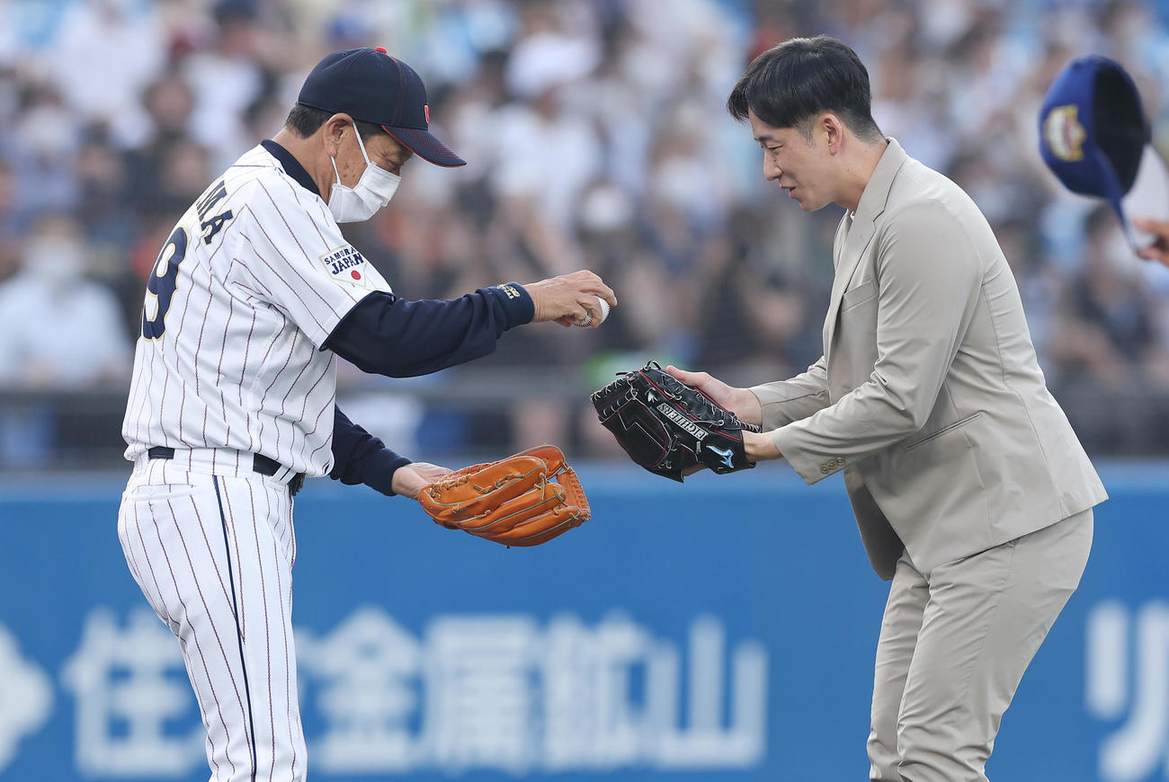 U23NPB選抜対大学・社会人選抜　始球式を終え言葉を交わすU23NPB選抜栗山監督（左）と斎藤氏（撮影・垰建太）