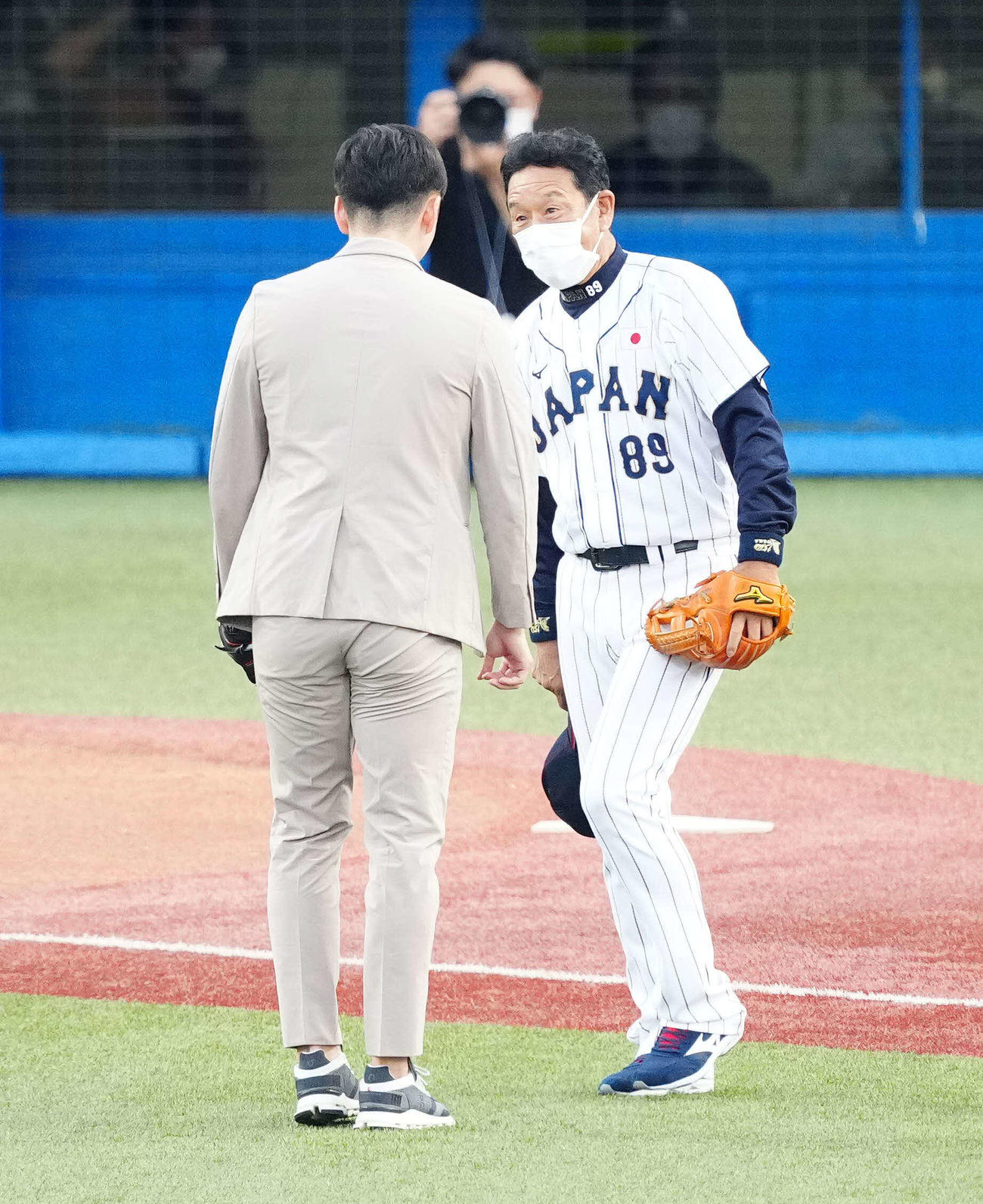 U23NPB選抜対大学・社会人選抜　試合前、ファーストピッチセレモニーで斎藤氏（左）の球を受けた栗山監督（撮影・江口和貴）