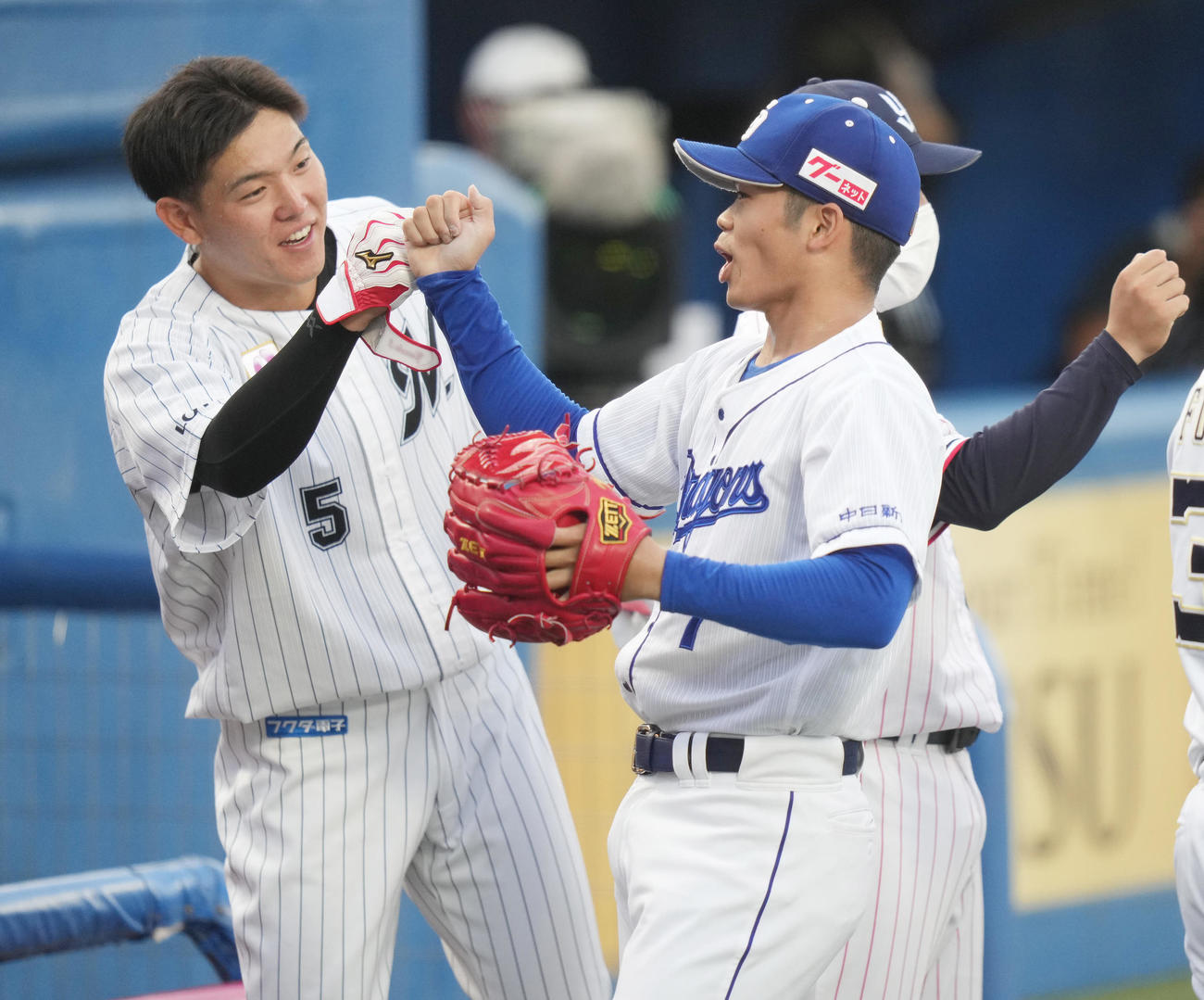 U23NPB選抜対大学・社会人選抜　1回表を無失点に抑え、安田（左）らとタッチを交わす根尾（撮影・鈴木みどり）