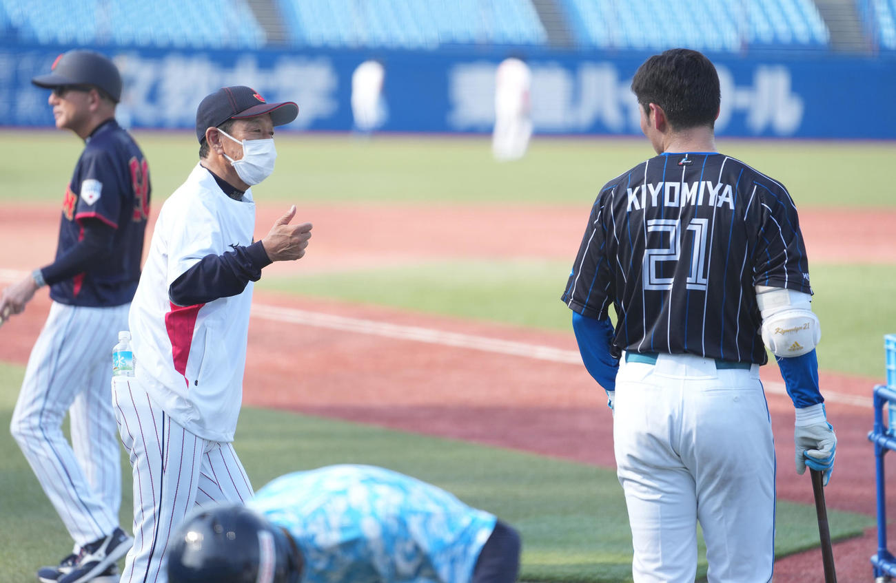 U23NPB選抜対大学・社会人選抜　試合前練習で清宮（右）に声をかける栗山監督（撮影・鈴木みどり）
