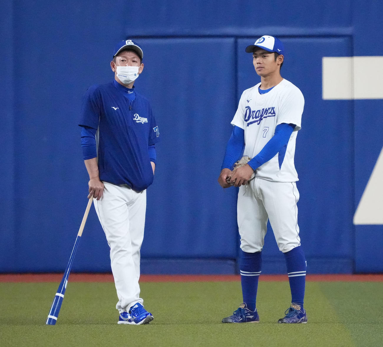 試合前練習で話をする立浪監督（左）と根尾（2022年5月撮影）