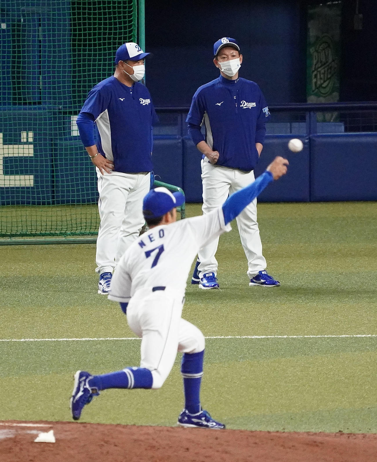投内連係の練習でマウンド上の根尾を見つめる立浪監督（右）（2022年6月撮影）