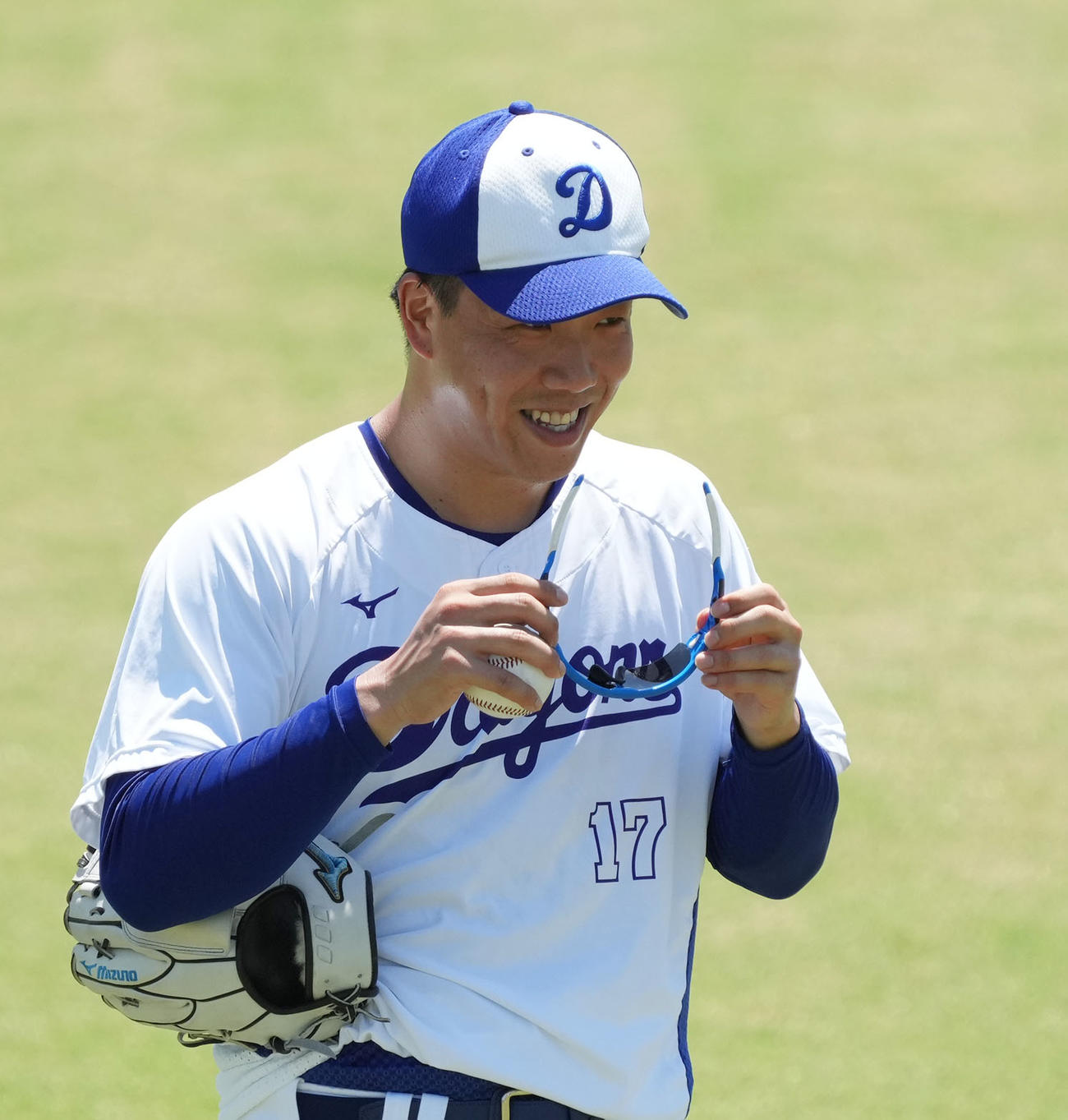 練習の合間に笑顔を見せる柳（撮影・森本幸一）