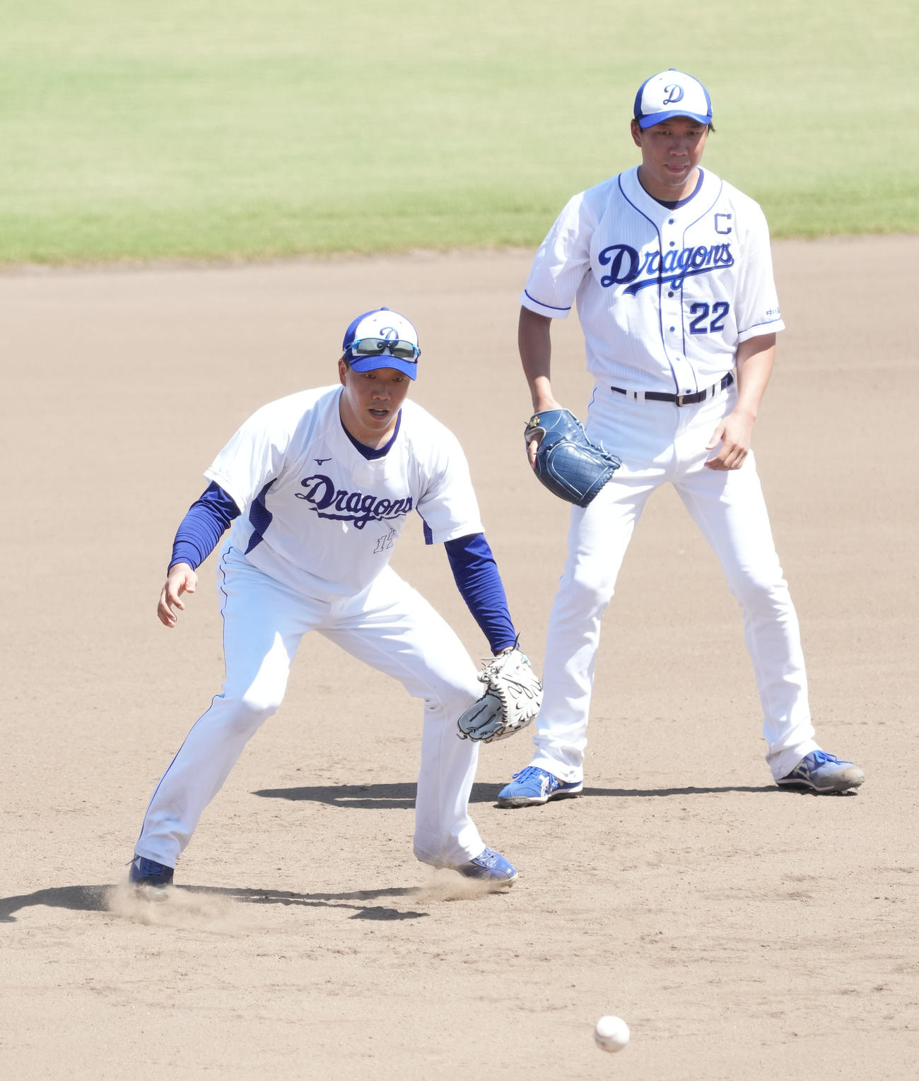 ノックを受ける柳（手前）奥は大野雄（撮影・森本幸一）