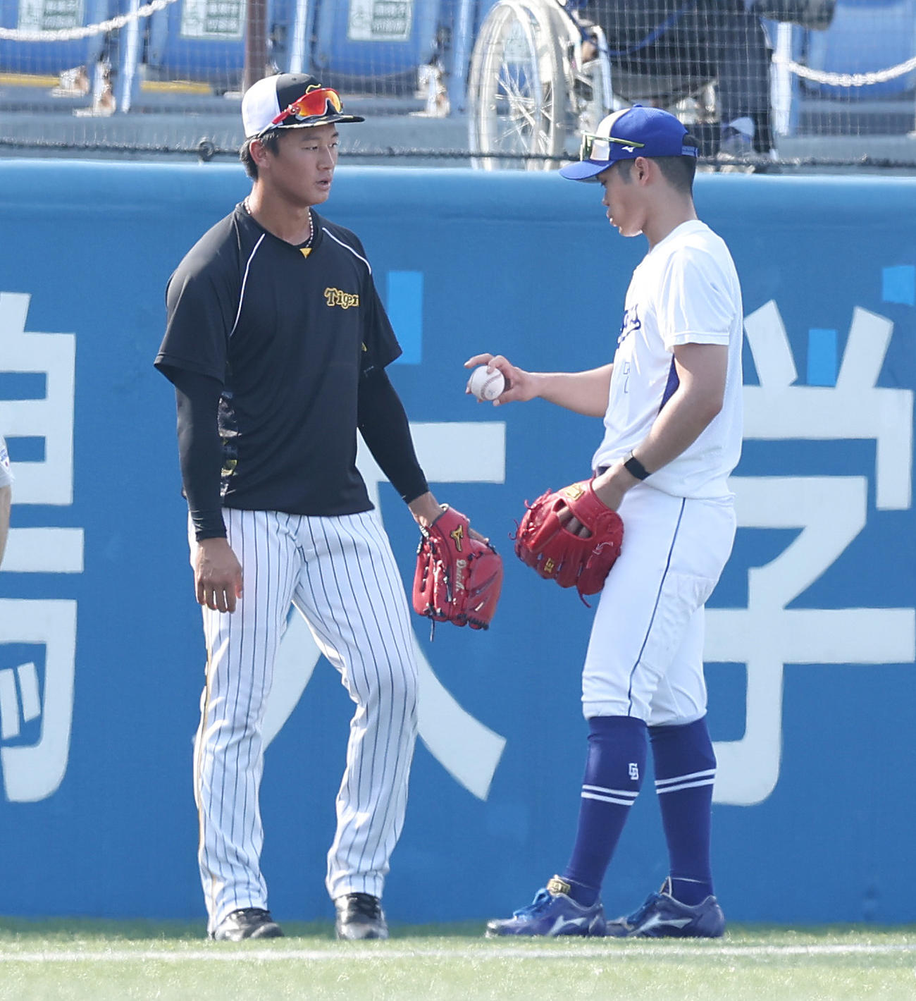 U23NPB選抜対大学・社会人選抜　試合前、互いの握りを見せ合いながら言葉を交わす阪神森木（左）と中日根尾（撮影・垰建太）