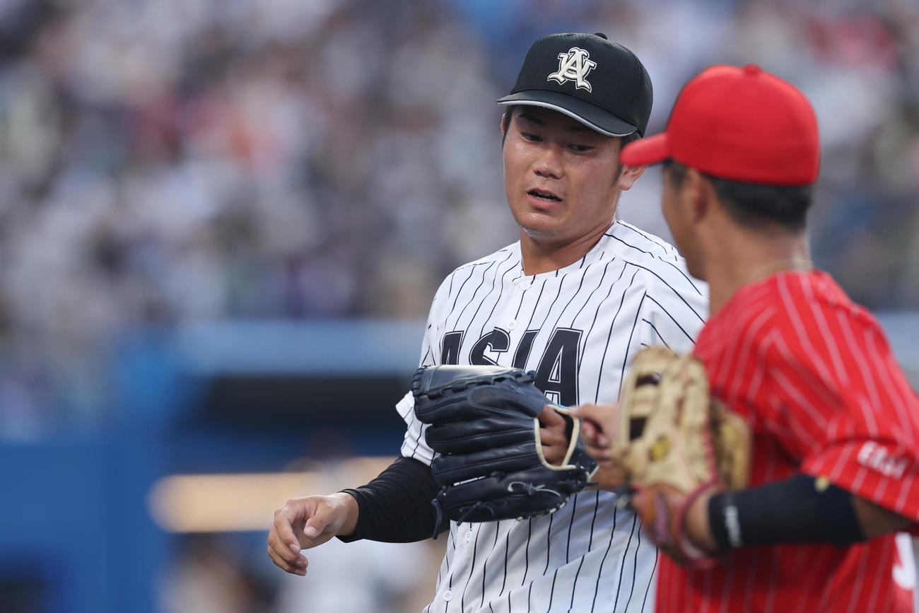 U23NPB選抜対大学・社会人選抜　1回裏の登板を終え先制を許した大学・社会人選抜先発の青山（撮影・垰建太）