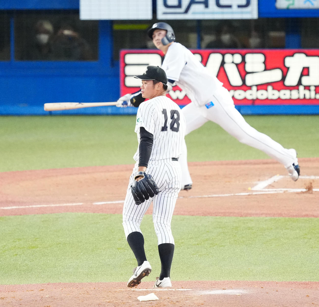 U23NPB選抜対大学・社会人選抜　2回裏U23NPB選抜無死満塁、長谷川（後方）に犠飛を浴びる青山（撮影・江口和貴）
