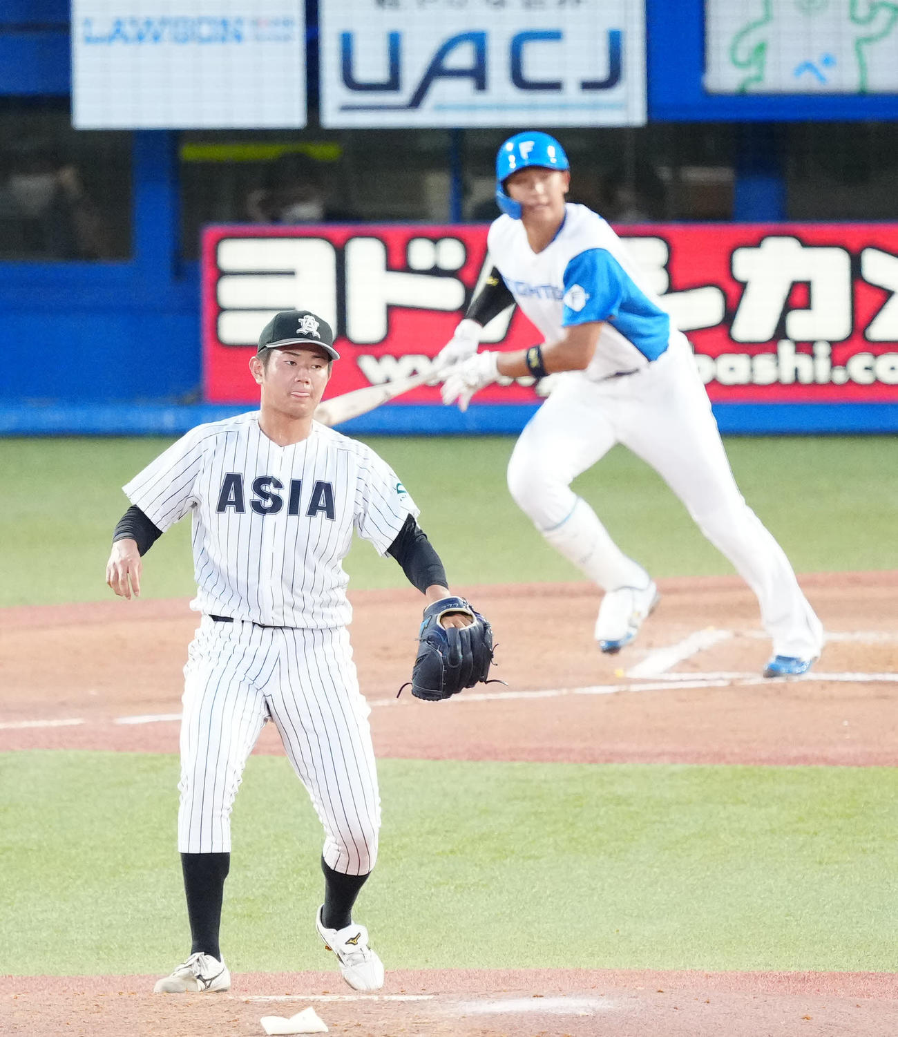 U23NPB選抜対大学・社会人選抜　2回裏U23NPB選抜1死二、三塁、阪口（後方）に犠飛を浴びる青山（撮影・江口和貴）