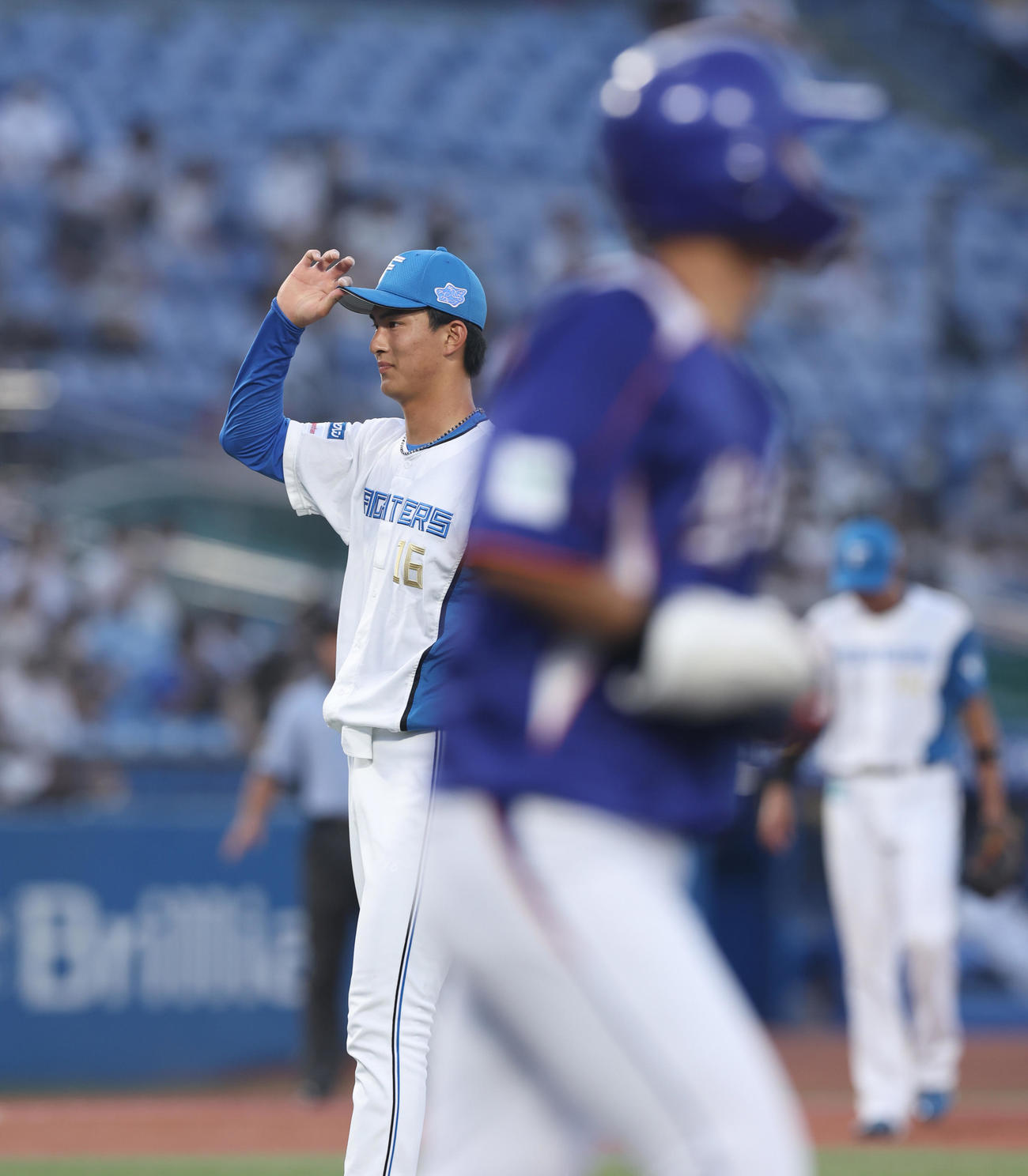 U23NPB選抜対大学・社会人選抜　2回表大学・社会人選抜無死一塁、中村（手前）に2者連続となる四球を与える達（撮影・垰建太）