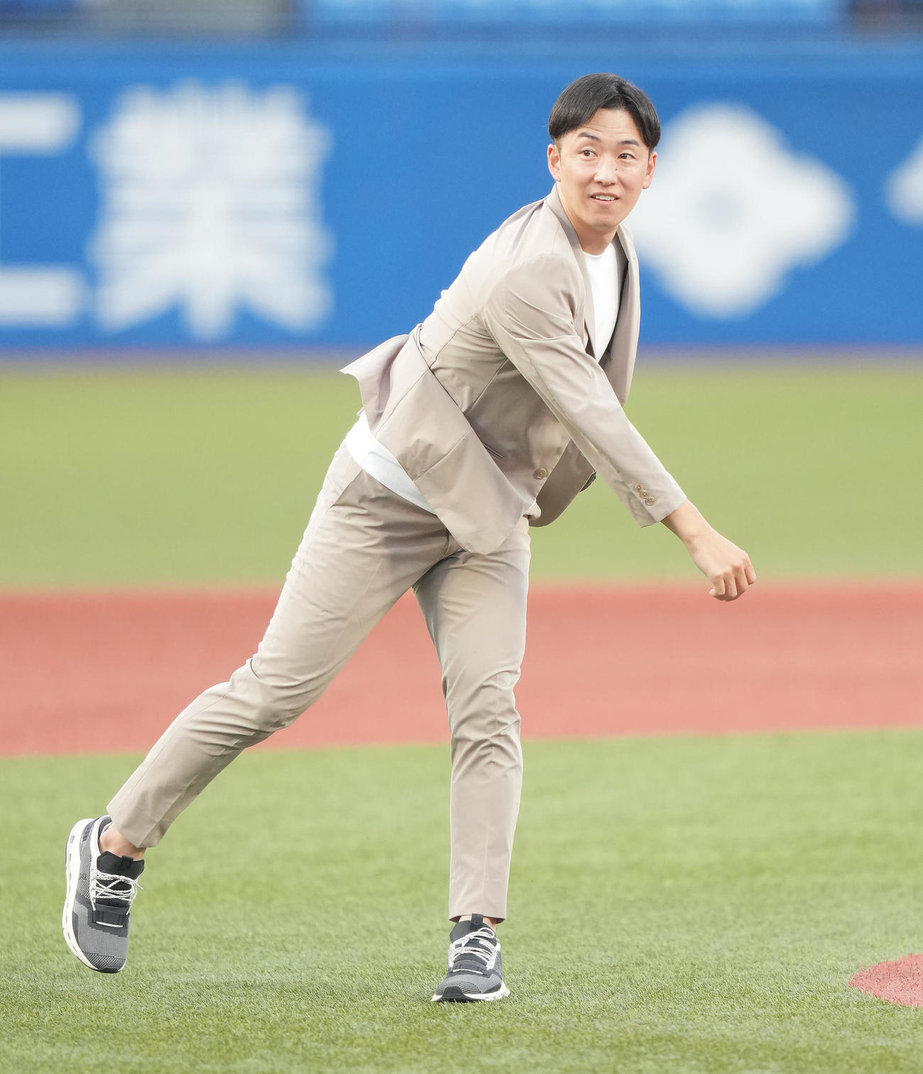 U23NPB選抜対大学・社会人選抜　ファーストピッチセレモニーで投球する斎藤佑樹氏（撮影・鈴木みどり）