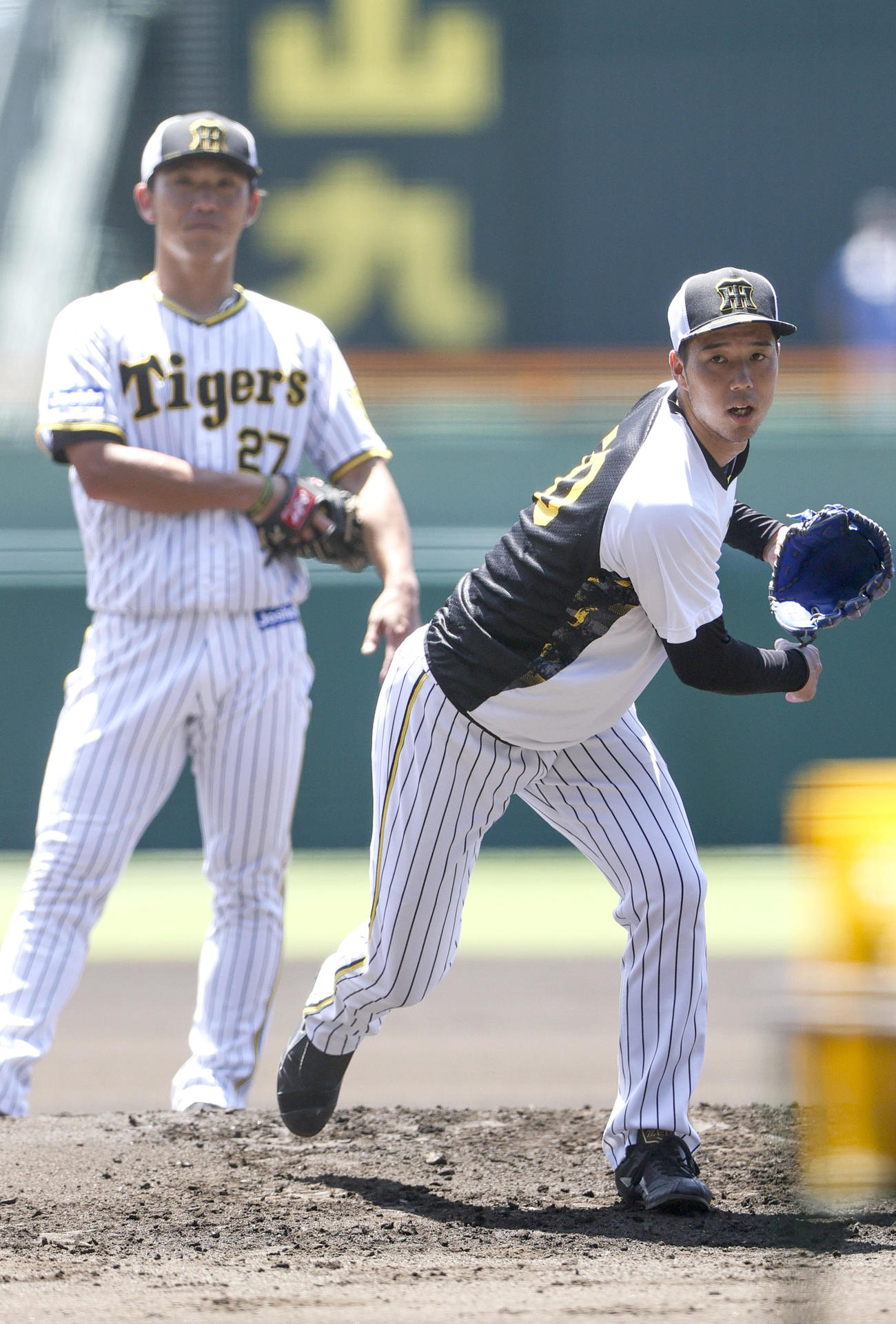 投内連係で汗を流す阪神青柳。奥は阪神伊藤将（撮影・上山淳一）