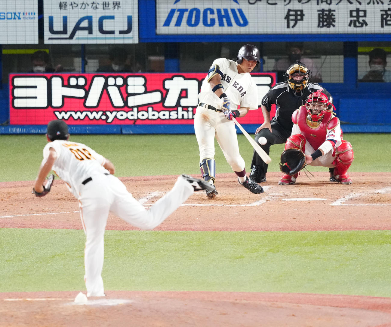 U23NPB選抜対大学・社会人選抜　5回表大学・社会人選抜1死、二塁打を放つ蛭間。投手木下（撮影・江口和貴）