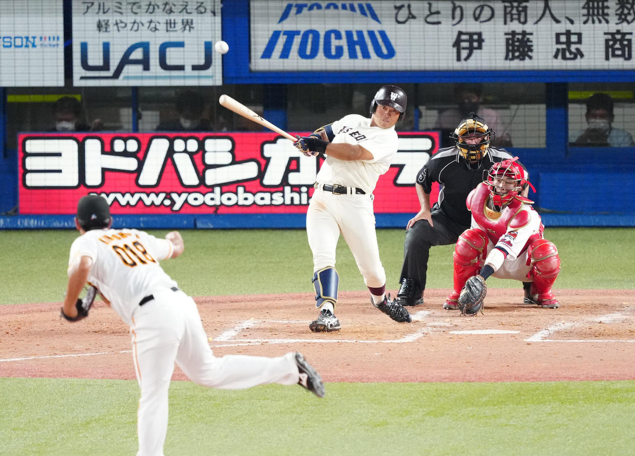 U23NPB選抜対大学・社会人選抜　5回表大学・社会人選抜1死、二塁打を放つ蛭間。投手木下（撮影・江口和貴）