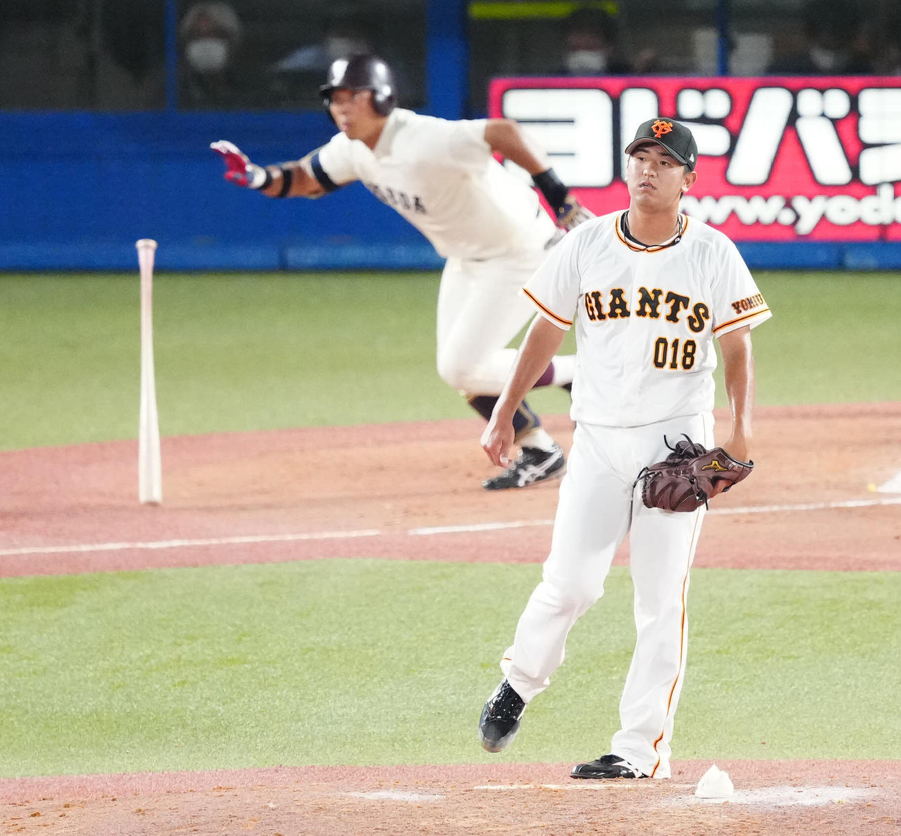 U23NPB選抜対大学・社会人選抜　5回表大学・社会人選抜1死、蛭間（後方）に二塁打を浴びる木下（撮影・江口和貴）
