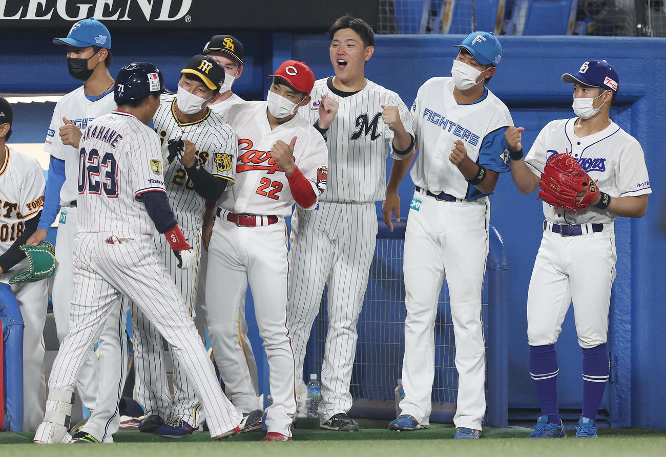 U23NPB選抜対大学・社会人選抜　6回裏U23NPB選抜無死二塁、2点本塁打を放った赤羽（左から2人目）を出迎えるナイン（撮影・垰建太）