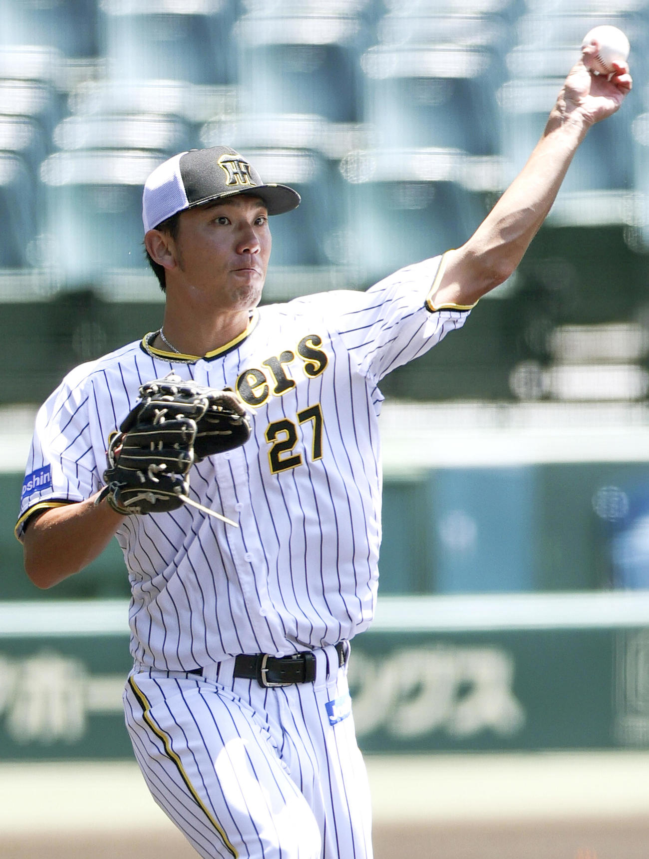 投内連係で汗を流す阪神伊藤将（撮影・上山淳一）