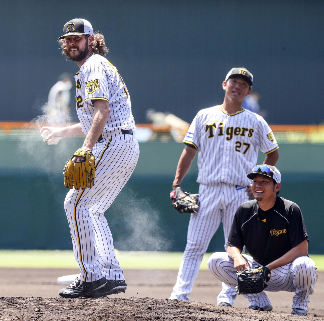 投内連係で汗を流す、左から阪神ウィルカーソン、伊藤将、西勇（撮影・上山淳一）