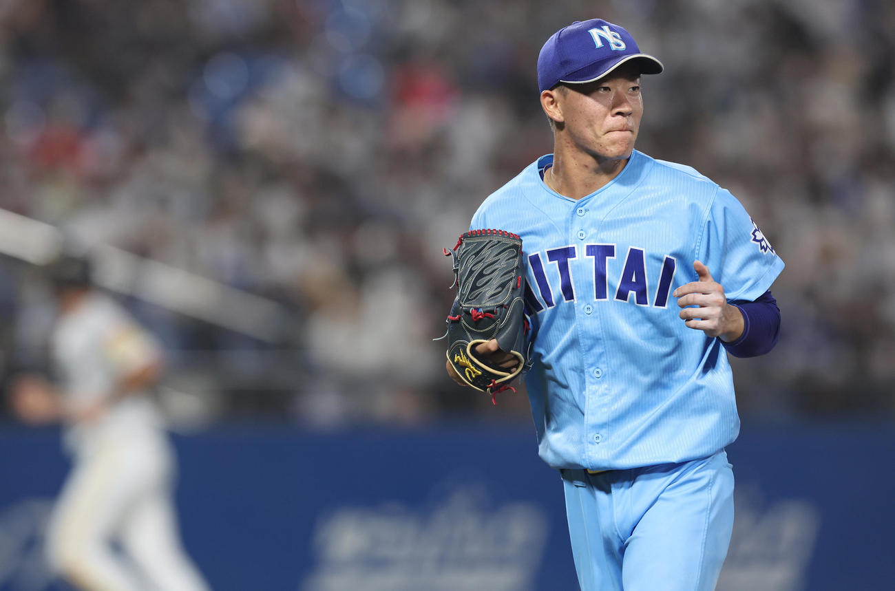 U23NPB選抜対大学・社会人選抜　7回裏の登板を終え笑みを浮かべる大学・社会人選抜の矢沢（撮影・垰建太）