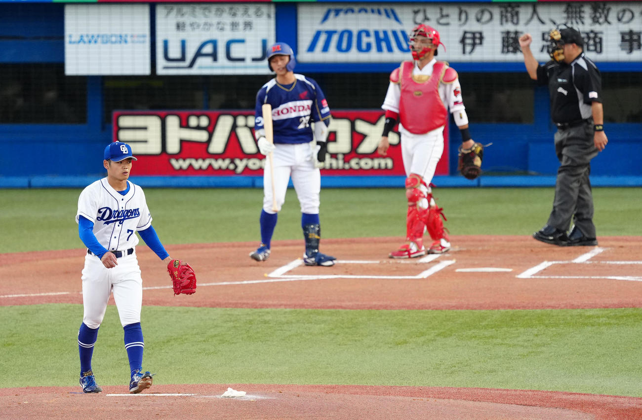 U23NPB選抜対大学・社会人選抜　1回表大学・社会人選抜1死、丸山（後方左）を空振り三振に仕留めた根尾（撮影・江口和貴）